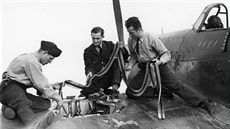 Mechanici a zbrojíi 310. eskoslovenské stíhací peruti RAF na letiti Duxford...