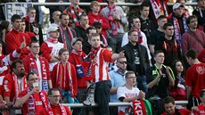 Více ne stovka brnnských píznivc fandila v hostujícím sektoru. Znojemtí...