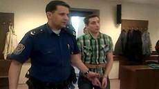 Obalovaný Aleksejs Buevecs u Krajského soudu v Hradci Králové