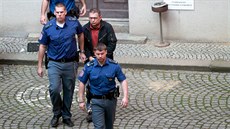Vrchní soud v Olomouci ve tvrtek potvrdil trest 22 let vzení pro Jána Bakalára za loské loupené pepadení vozu bezpenostní agentury s 33 miliony korun v Pemyslovicích na Prostjovsku.