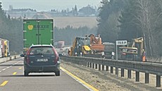 Celý jeden sm�r dálnice obsadily stavební stroje.