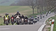 Po hodinovém pobytu na nám�stí vyrazila kolona motorká�� na...