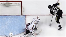 Sidney Crosby st�ílí na branku Chicaga. Forvard Pittsburghu je v NHL op�t...