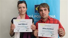 Jana �álková a Ji�í Kr�ál ve st�edu p�evzali od zástupc� policie a poji��ovny...