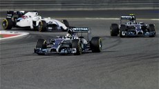 HONIKA. Lewis Hamilton vedeVelkou cenu Bahrajnu  formule 1, za ním uhánjí