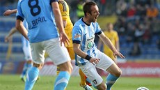 Jasmin ��uk z Mladé Boleslavi padá po zákroku jednoho z jihlavských fotbalist�.