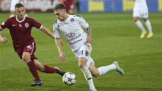 Milan Kerbr ze Slovácka uniká, hledí si ho Pavel Kade�ábek ze Sparty. 