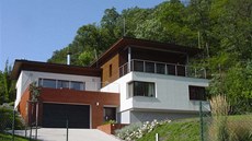 Koncepce vycházející z terénních souvislostí se vyda�ila. d�m zaujme z dálky i...