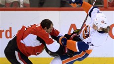 Chris Phillips (vlevo) z Ottawy atakuje Matta Martina z New York Islanders.