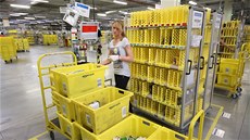 Práce ve skladu Amazonu v Grabenu u Mnichova