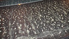 Písek ze Sahary na zaparkovaném aut� v Praze 4.4.2014 (22:40)