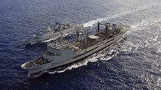 Australská lo HMAS Success pivezla Královské malajsijské lodi KD Lekiu...