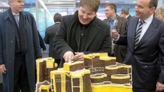 Náměstek tehdejšího primátora Kittnera Ondřej Červinka krájí dort ve tvaru...