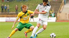 UTE�U TI. Ji�í Janou�ek z Hradce Králové (vpravo) uniká Luká�i Sch�tovi ze...