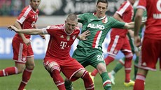 NEPUSTÍM T. Bastian Schweinsteiger z Bayernu Mnichov (vlevo) odmítá pepustit...