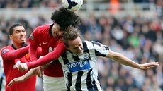 HLAVA K HLAV. Souboj o mí svádí Marounane Fellaini z Manchesteru United