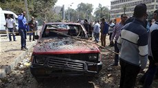 Výbuch náloe ped káhirskou univerzitou zabil dva lidi a sedm dalích zranil....