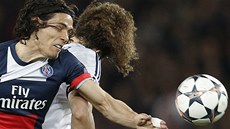 VLASATCI. Pařížský Edinson Cavani bojuje o míč s Davidem Luizem z Chelsea. 