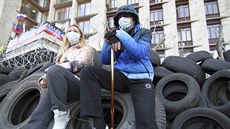 Barikáda proruských demonstrant ped sídlem regionální vlády v Doncku (7....
