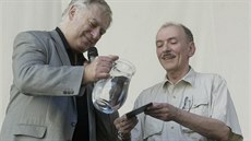 Petr Traxler (vpravo) na k�tu CD Divadla malých forem v roce 2005