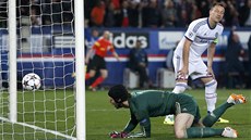 PŘEKONANÝ ČECH. Brankář Chelsea inkasuje gól od Ezequiela Lavezzi z Paris St.