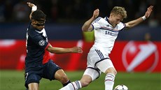 FAUL? Thiago Silva z PSG stíhá Andrého Schürrleho z Chelsea.