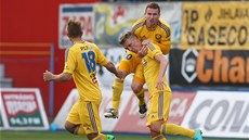 Fotbalisté Jihlavy se radují z gólu Karola Karlíka (vpravo dole) proti Plzni.