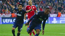 MANCHESTER SE UJÍMÁ VEDENÍ. Patrice Evra (vpravo) se raduje z trefy proti