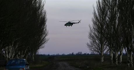 Vrtulník Mi-8 ukrajinské armády nad Slavjanskem (16. dubna 2014)