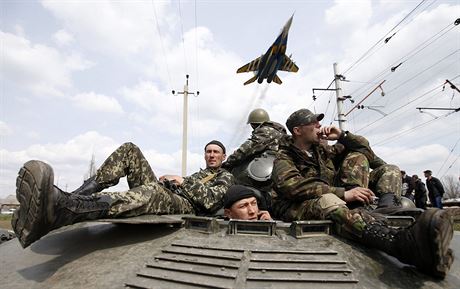 Konvoj ukrajinských transportér u Kramatorsku (16. dubna 2014)