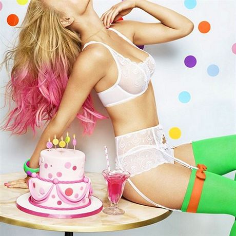 Modelka Bar Refaeli ve "sladk" kampani znaky Passionata