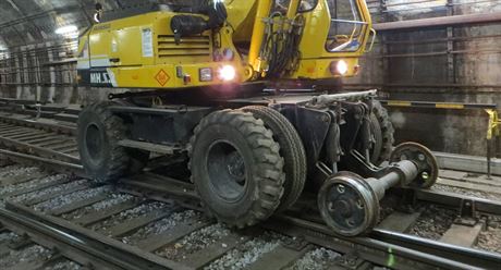 Výmna výhybek v praském metru. Na snímku dvoucestný bagr