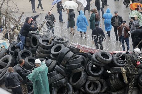 Prorut demonstranti na barikdch, kter obklopuj regionln ad Doncku...