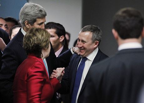 Ukrajinský ministr zahranií Andrij Deycja pi rozprav s Kerrym a Ashtonovou