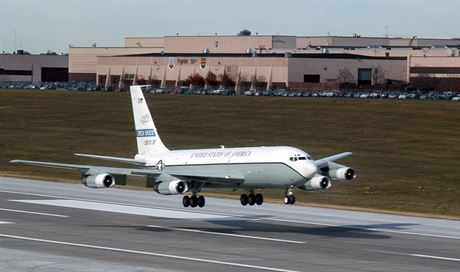 Americký pozorovací letoun OC-135B na základn Offutt v Nebrasce