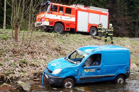 Potovní Renault Kangoo v horském potoku v beskydské obci Krásná poté, co vz...