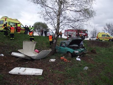 koda Pickup po vyjetí ze silnice narazila do stromu.