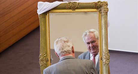 Prezident Milo Zeman dostal na nvtv Hradce Krlov zrcadlo ve zlacenm...