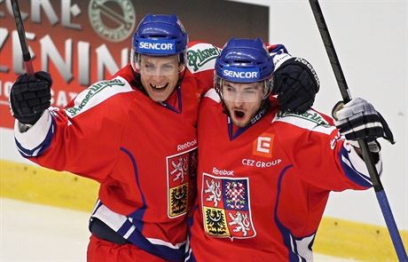 etí hokejisté se radují z gólu Ondeje Vitáska (vlevo) proti Norsku.
