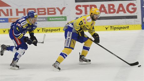 Zlínský hokejista Jaroslav Balatík uniká soupei z Komety Brno.