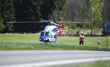 Z místa nehody zranné odváel vrtulník.