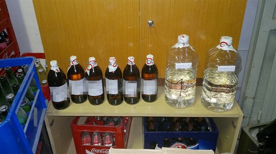 Celníci nali v restauraci na Boskovicku stovky litr neoznaeného alkoholu.