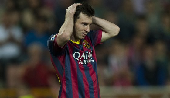 TO JSEM ML DÁT. Lionel Messi z Barcelony lituje zahozené ance v zápase proti