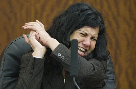 Ana Trujillová vypovídá ped soudem a pedvádí, jak svého manela ubodala