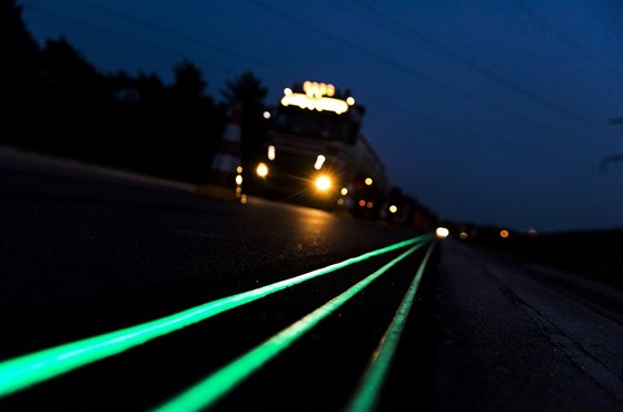 Svítící pruhy se testují na 500 metrech silnice N329 poblí msta Oss v...