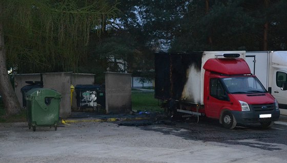 Plameny z plastového kontejneru zasáhly i náklaák, kodu vyetovatelé odhadli...