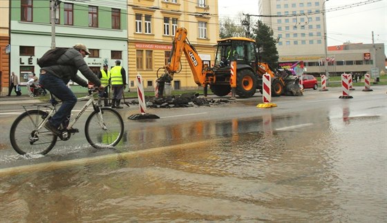 Voda z prasklého potrubí tekla dopoledne i po Praské tíd.