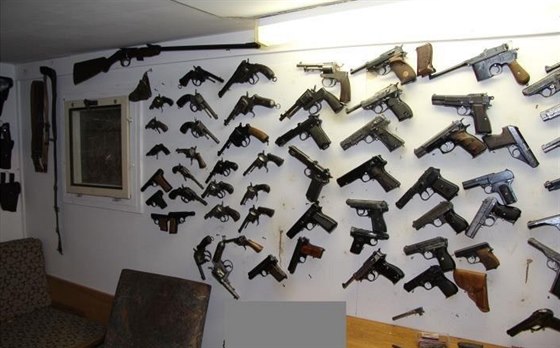 Zásahová jednotka v ásten skryté místnosti objevila 99 zbraní, od pistolí po...