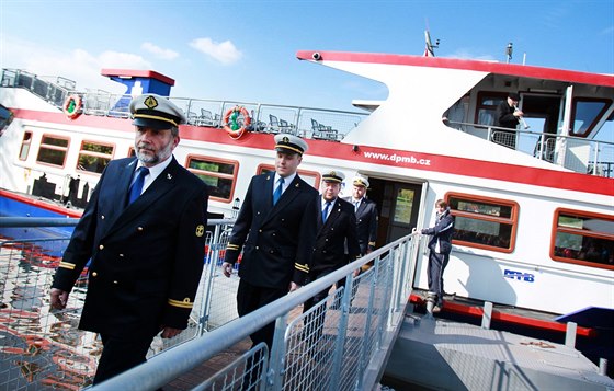 Ceremoniál startu sezony zaal slavnostním defilé lodních kapitán.