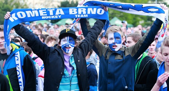 Taení brnnské Komety v play-off sledovaly na Moravském námstí v Brn tisíce píznivc. Jejich ev ale napíklad naruil svtovou premiéru koncertu Ivy Bittové.